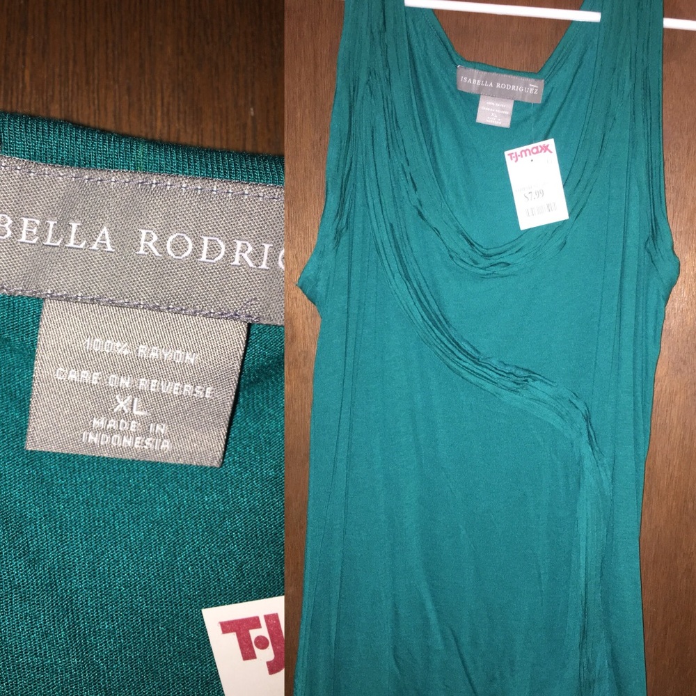 🏵NWT Green Tank with accent ruffles🏵